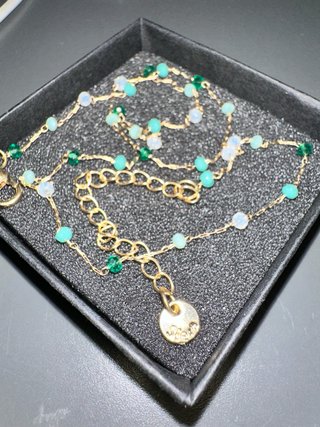 Collar dorado con cuentas verdes