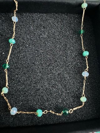 Collar dorado con cuentas verdes