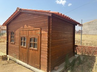 Caseta de madera con ventanas