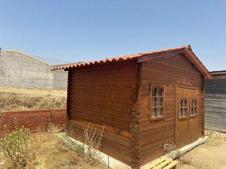 Caseta de madera con ventanas