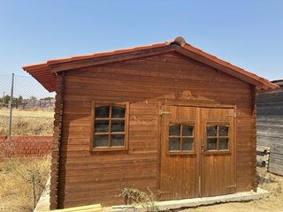 Caseta de madera con ventanas