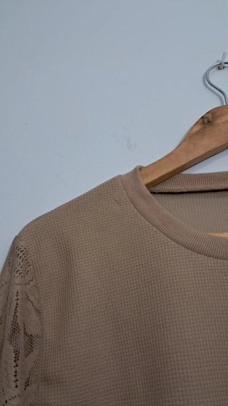 Jersey con Mangas de Encaje Beige Diseño Floral