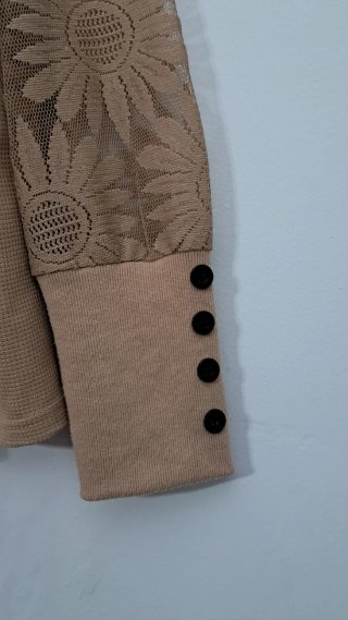 Jersey con Mangas de Encaje Beige Diseño Floral