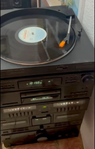Equipo de música Technics con altavoces