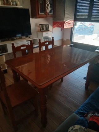 Mesa de madera, con cristal aparte