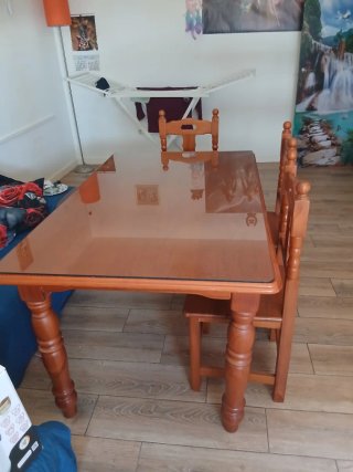 Mesa de madera, con cristal aparte
