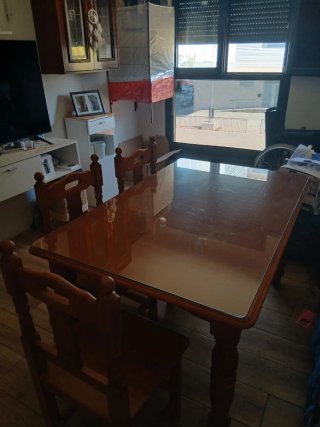 Mesa de madera, con cristal aparte