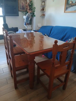Mesa de madera, con cristal aparte