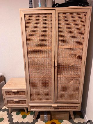 Armario y mesita de madera y ratán. URGE VENDER