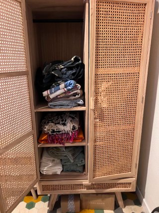 Armario y mesita de madera y ratán. URGE VENDER