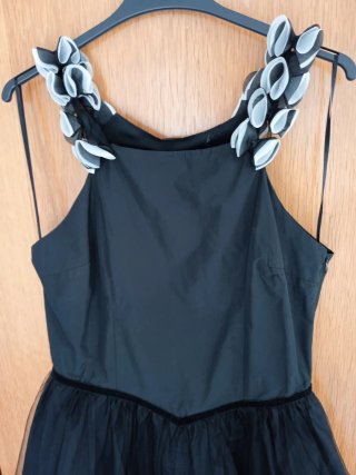 Vestido fiesta negro con flores en las hombreras y