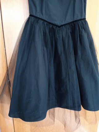 Vestido fiesta negro con flores en las hombreras y
