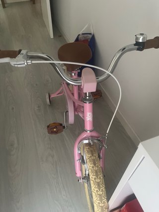 Bicicleta infantil rosa con ruedines