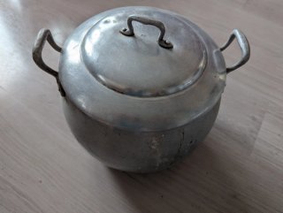Olla vintage de metal