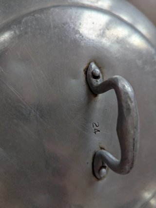 Olla vintage de metal