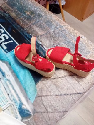 Sandalias rojas mujer.