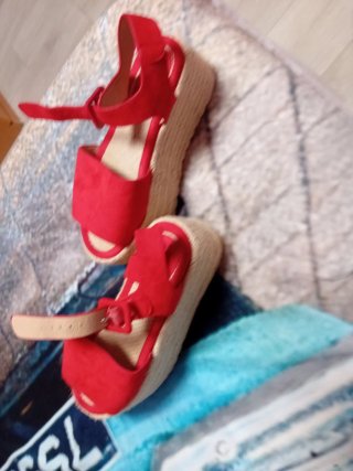 Sandalias rojas mujer.