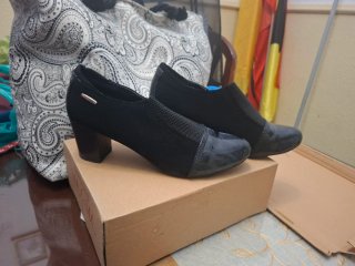 Zapatos de tacón negros cerrados