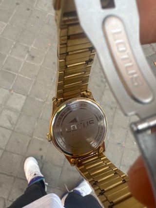 Reloj Lotus Dorado y Blanco