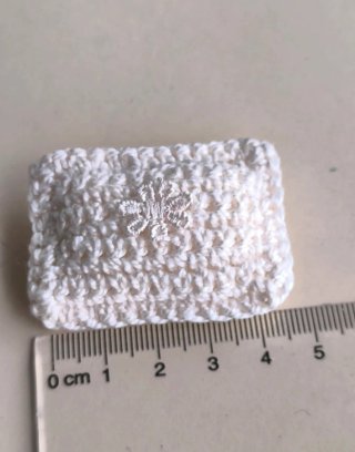 Cojín crochet beige casa muñecas