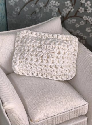 Cojín crochet beige casa muñecas