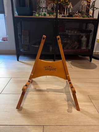Soporte de madera Taylor para guitarra