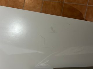 Mesa de escritorio blanca y negra