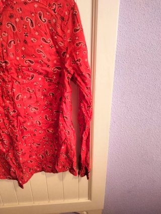 Camisa roja bandana botones