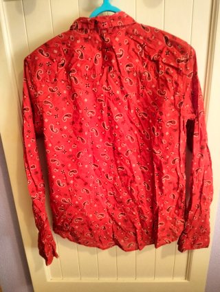 Camisa roja bandana botones