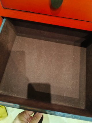 Mueble de diseño rojo con 6 cajones