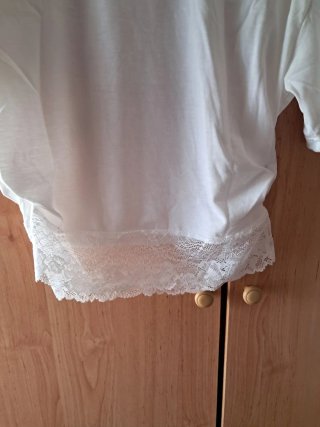 Camiseta blanca con encaje