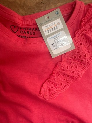 Camiseta rosa Primark con volantes