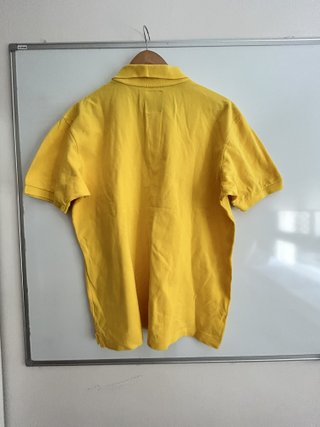 Polo amarillo