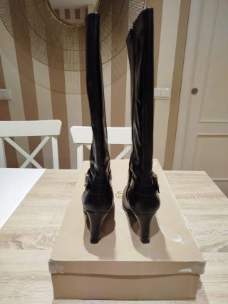 Botas altas de tacón negras