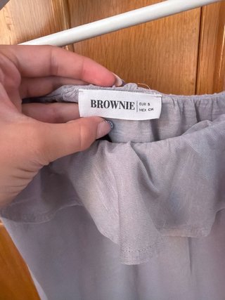 Blusa Brownie de una manga con volantes