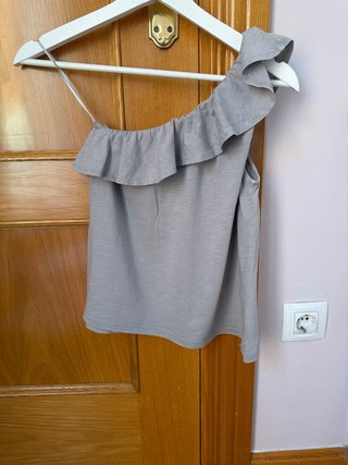 Blusa Brownie de una manga con volantes