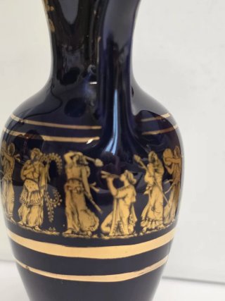 Vaso blu con decorazioni oro