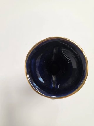 Vaso blu con decorazioni oro