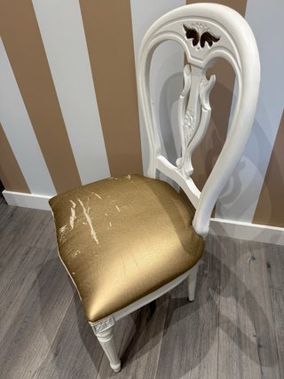 Silla antigua madera tapizada dorada