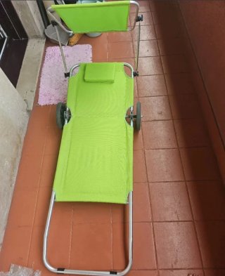 Silla de playa con parasol y ruedas.
