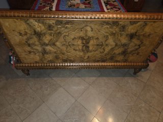 Cama antigua con cabezal y pie madera olivo