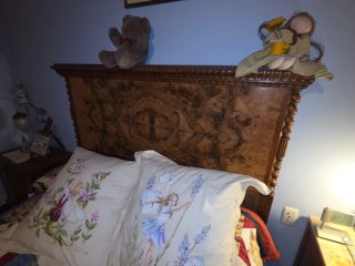 Cama antigua con cabezal y pie madera olivo