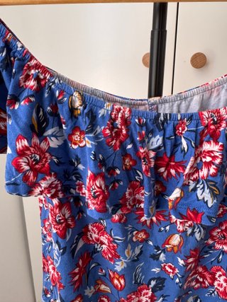 Blusa floral azul con volantes