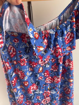 Blusa floral azul con volantes