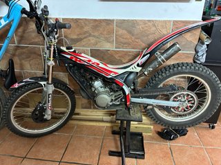 Beta Moto de Trial Negra, Roja y Blanca