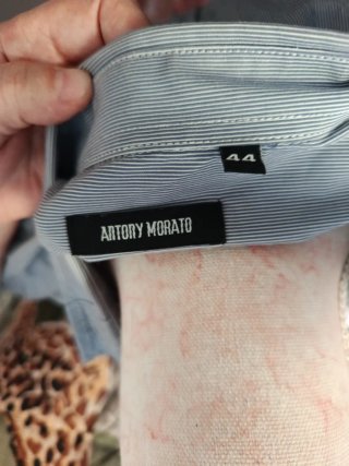 Camisa de hombre gris y blanca
