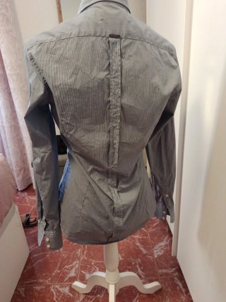 Camisa de hombre gris y blanca