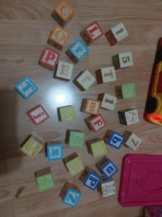 Cubos de madera: letras, números y personajes