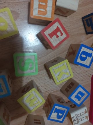 Cubos de madera: letras, números y personajes