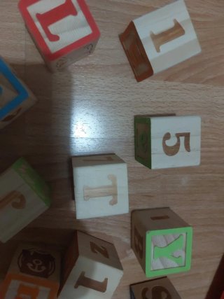Cubos de madera: letras, números y personajes